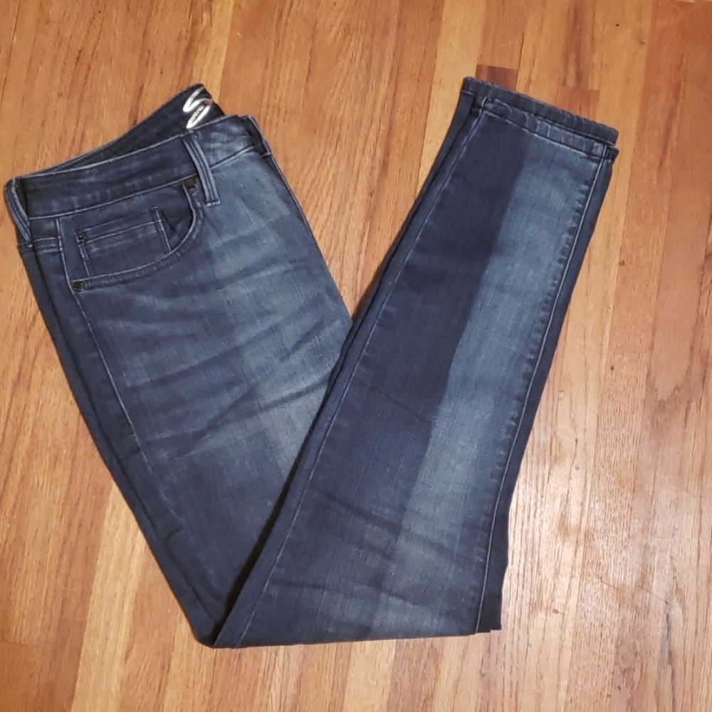 Seven7 Jean's two tone dark blue jeans.